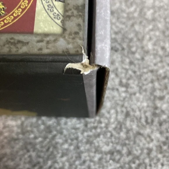 Game of Thrones Blanket & Box Contains-Apron, Banner, Banner Pin, Vinyl Bust NEW - Picture 9 of 13